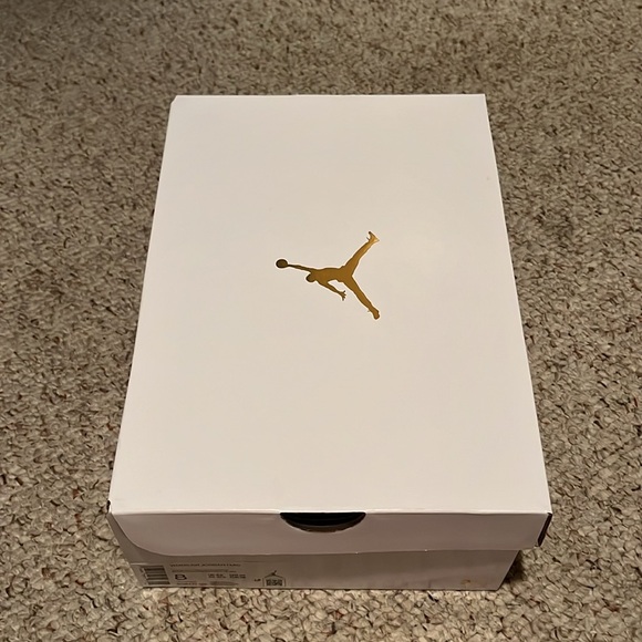 NWT Women’s Air Jordan Mid - Picture 7 of 7